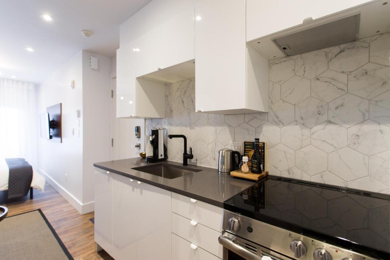 Blue Oasis Studio With Full Kitchen And Bath By Den Stays Монреаль Экстерьер фото