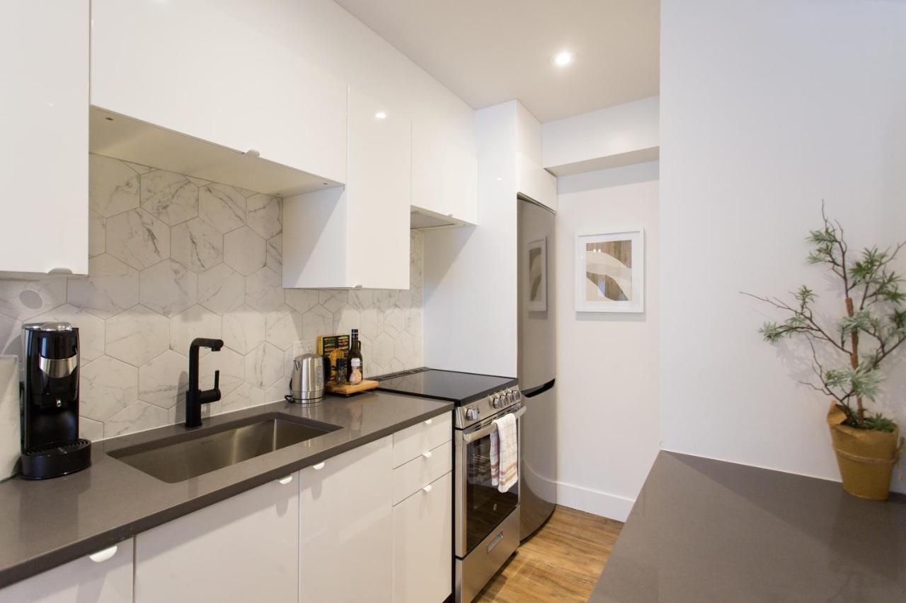Blue Oasis Studio With Full Kitchen And Bath By Den Stays Монреаль Экстерьер фото