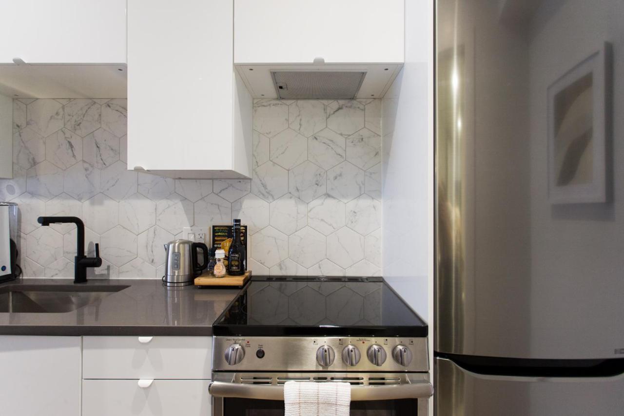 Blue Oasis Studio With Full Kitchen And Bath By Den Stays Монреаль Экстерьер фото